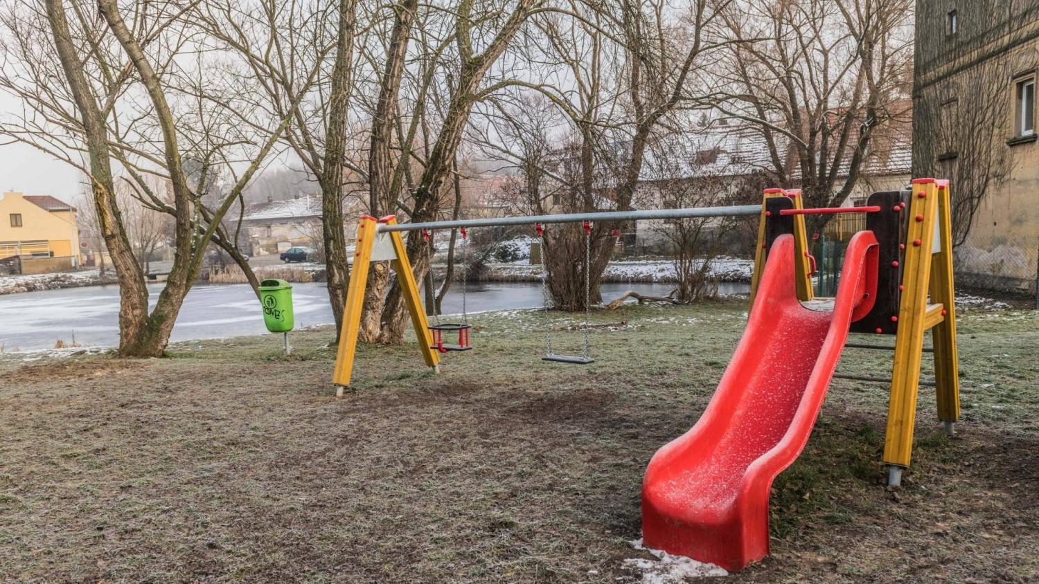 Dětské hřiště u rybníka