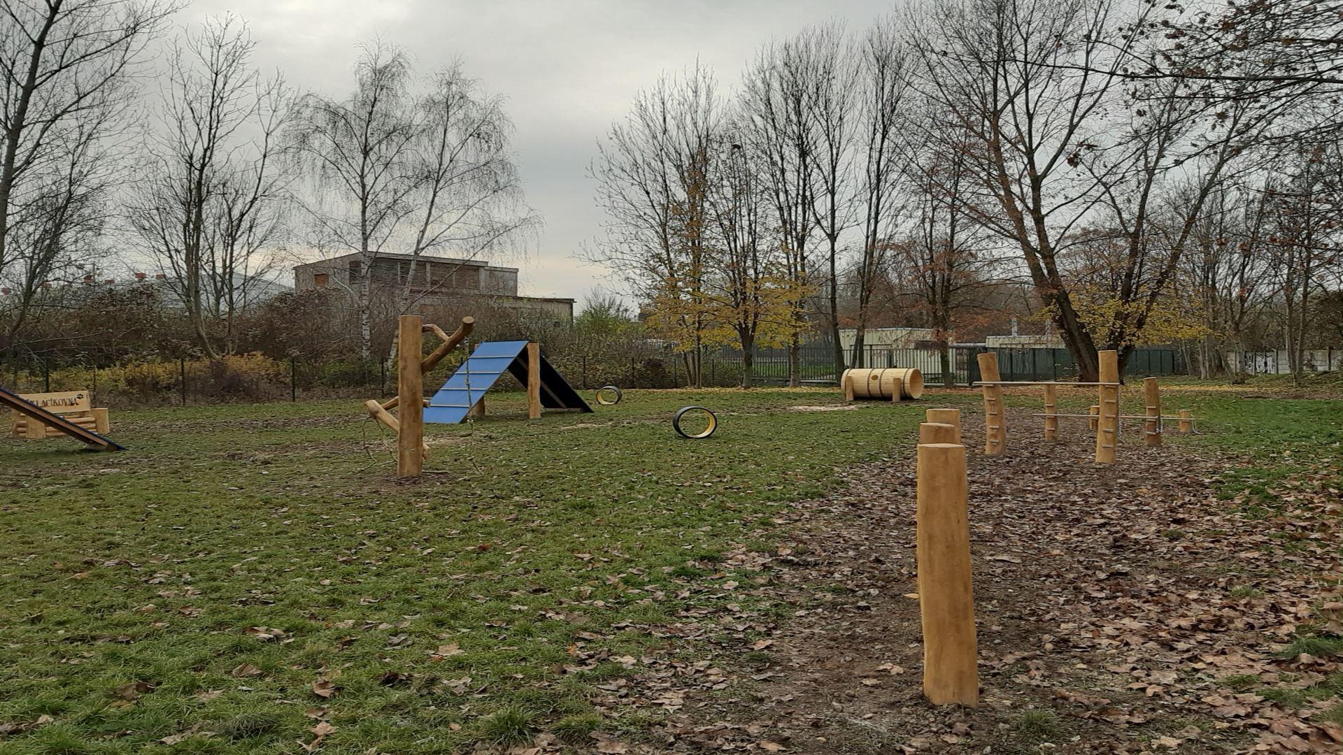 Psí loučka u skateparku