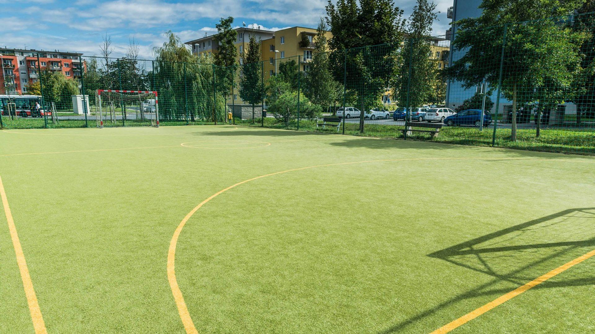 Sportovní hřiště v ulici Marie Podvalové